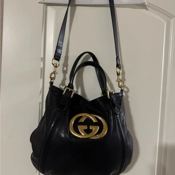Gucci Black Leather Shoulder Bag with Gold GG Logo - Picture 1 of 8